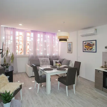 Aurora Apartment Split