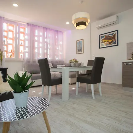 Aurora Apartment Split