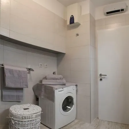 Aurora Apartment Split