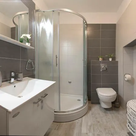 Aurora Apartment Split
